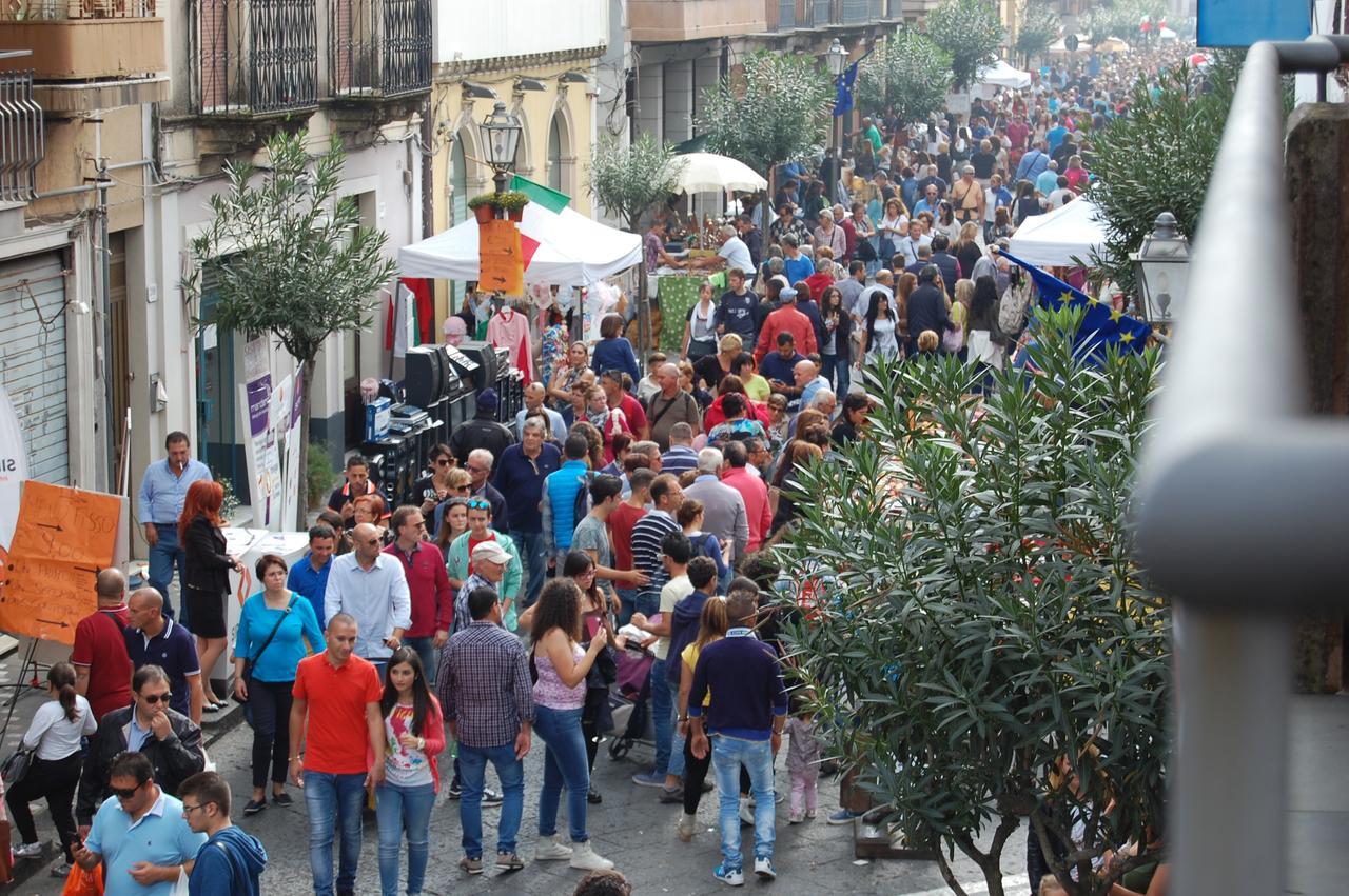 B&B Il Rosso E Il Nero Zafferana Etnea Luaran gambar